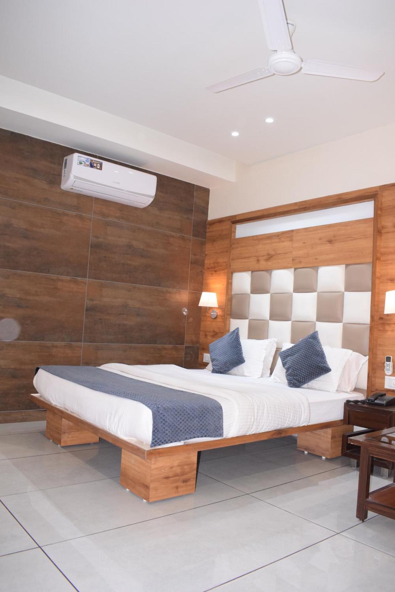 Hotel Viram Pardi Exterior photo